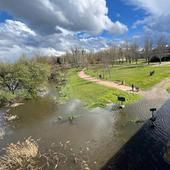 El río Tormes sigue creciendo y ya invade caminos peatonales a su paso por Salamanca