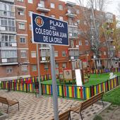 Los columpios rematan la plaza del Colegio San Juan de la Cruz más de un año después