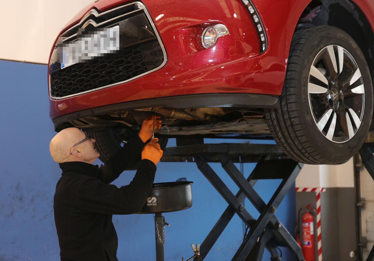 Un aspecto fundamental para mantener alto el valor residual de tu coche es realizar un mantenimiento preventivo regular.