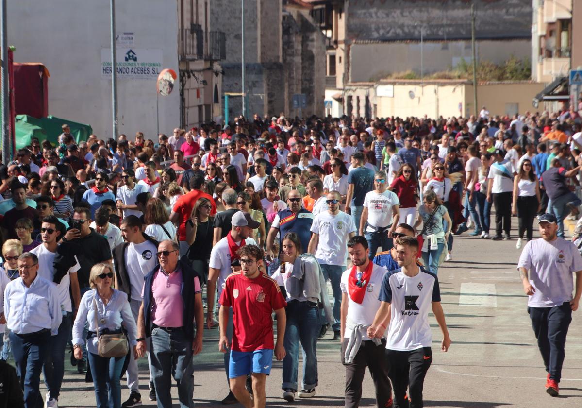 Riadas de personas en las calles de Cuéllar durante las fiestas.