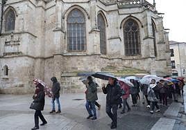 Turistas el pasado sábado en el exterior de la Catedral de Palencia.