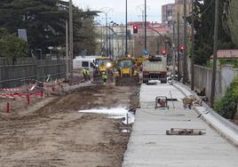 Trabajos de urbanización en el tramo de la calle Arca Real entre la avenida de Zamora y la calle Bronce del polígono de Argales.