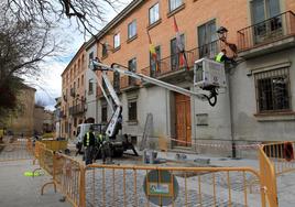 Trabajos para soterrar el cableado en una fachada de la plaza de la Merced.