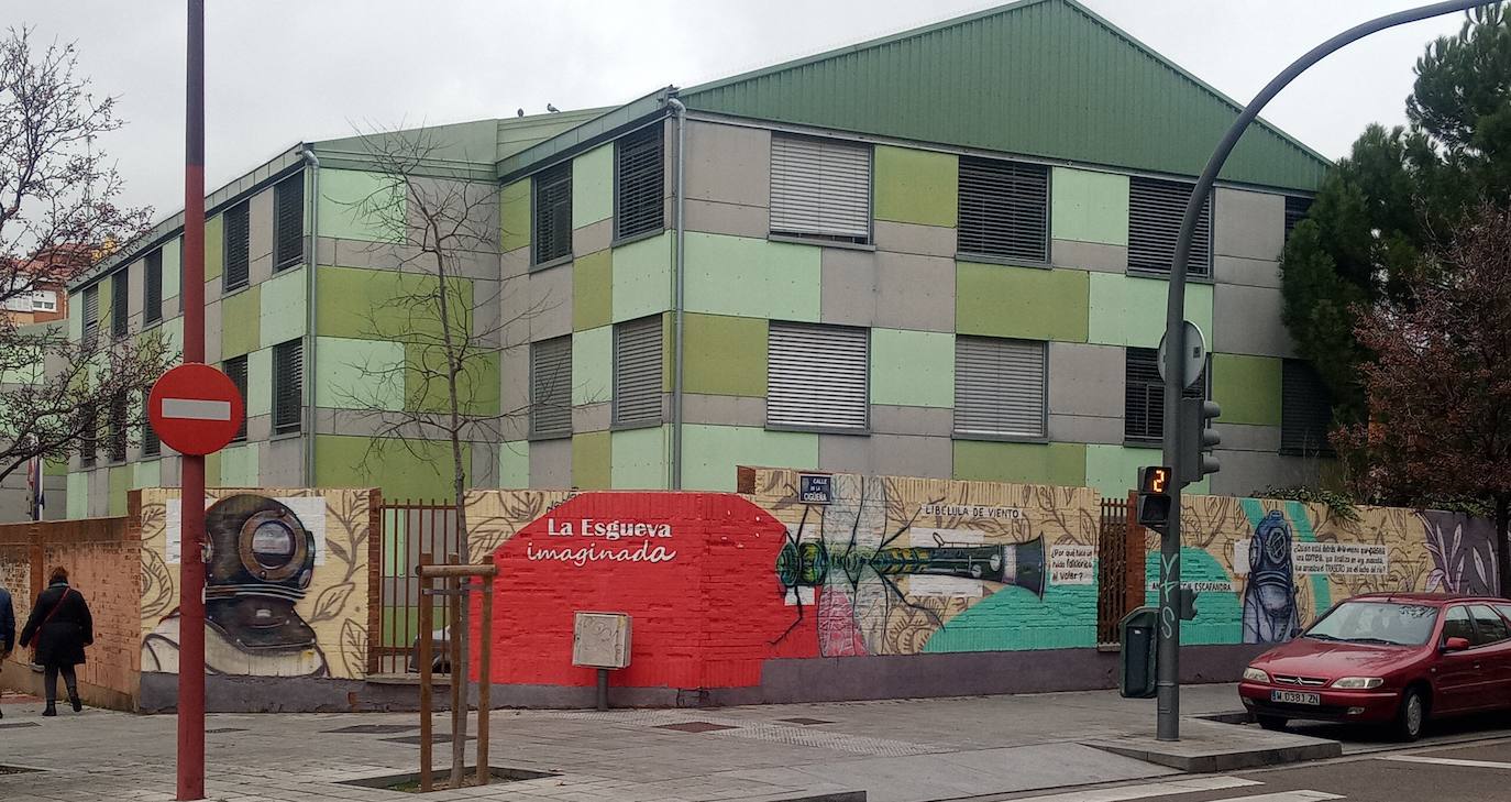 Instituto Leopoldo Cano, con las tapias decoradas con un mural de 130 metros de Nano Lázaro.