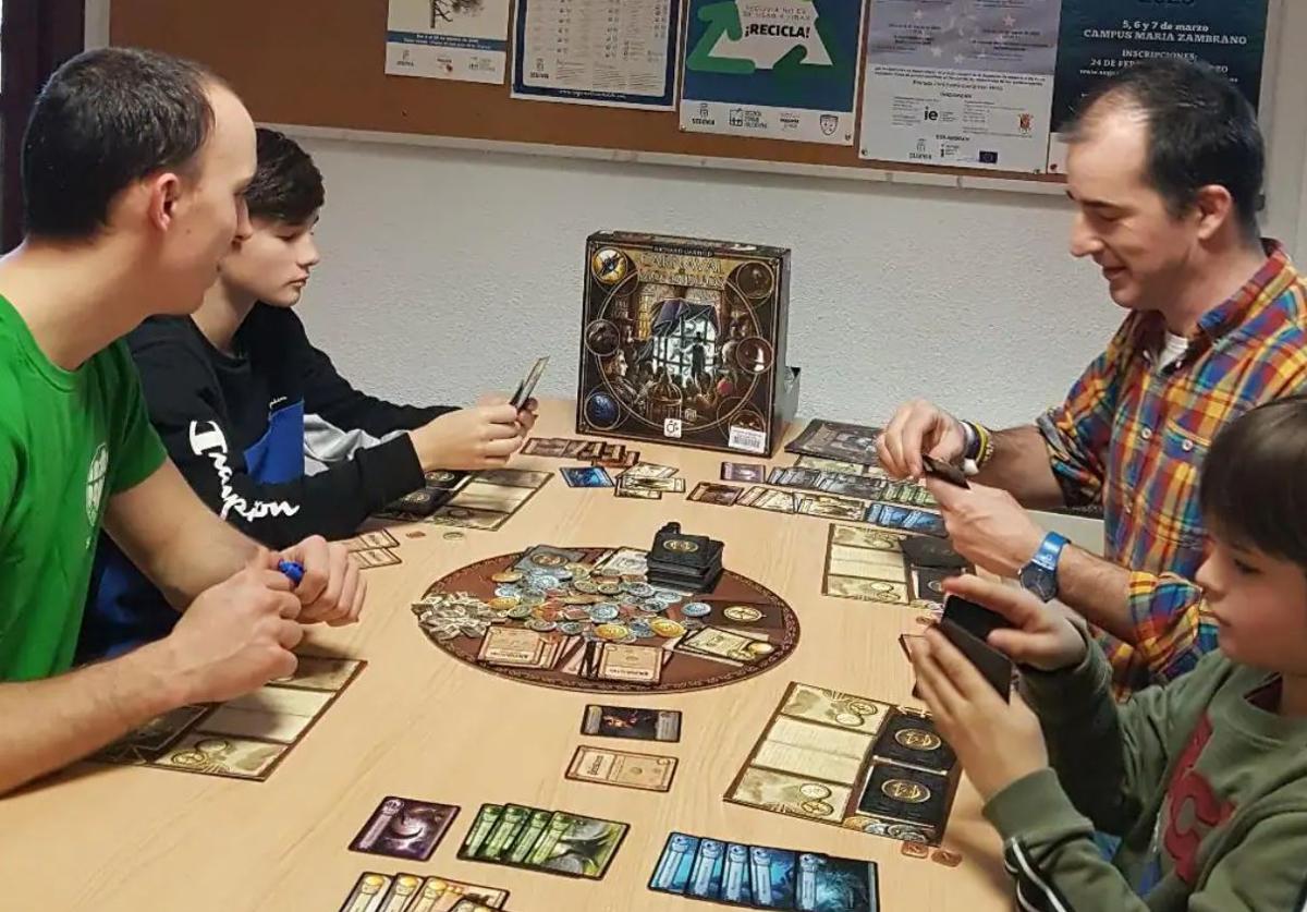 Partida de un juego de mesa en una de las jornadas celebradas en la Casa Joven.