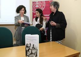 Anastasia Téllez, Helena Hernández y María Jesús Pena, en la presentaciön del libro.