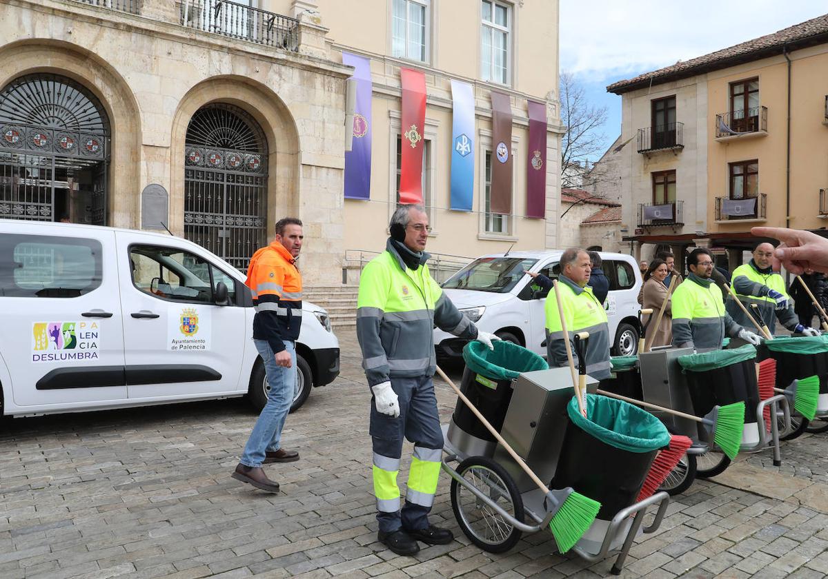 Trabajadores de la empresa de limpieza posan en la Plaza Mayor, en la presentación del servicio por parte de FCC y Acciona.