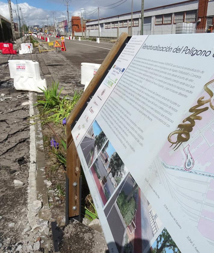 Imagen secundaria 2 - Arriba, tramo ya urbanización de la avenida de El Norte de Castilla. Debajo, a la izquierda, el cruce en obras con la calle Forja. A la derecha, el cartel que informaba del antiguo proyecto de renaturalización que ahora de va a reformar.