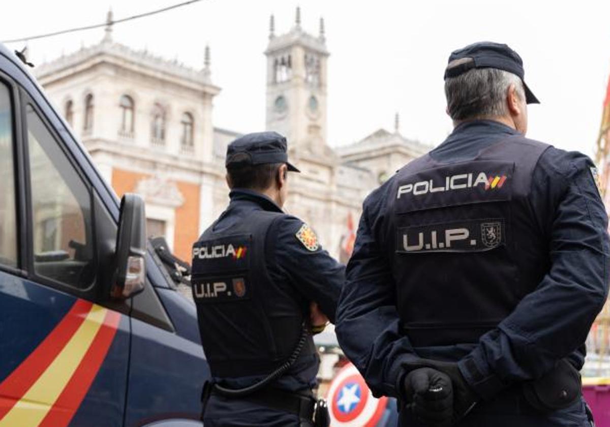 Dos agentes de la Policía Nacional en la Plaza Mayor de Valladolid.