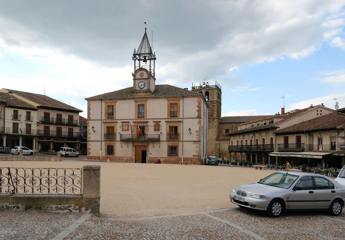 Coches aparcados junto a la Plaza Mayor de Riaza.