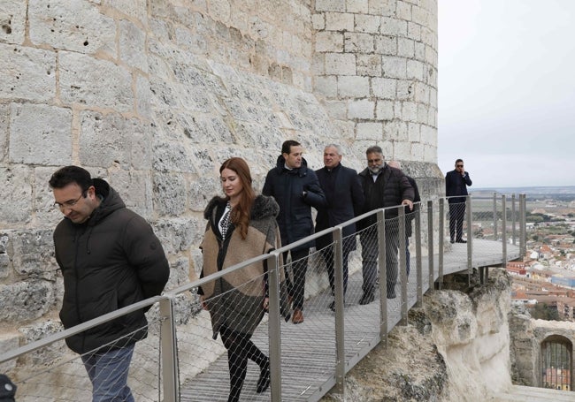 El alcalde de Peñafiel encabeza la comitiva por una parte de la barbacana rehabilitada. Tras sus pasos: Yolanda Burgoa, Conrado Íscar y Nicanor Sen, y Juan Cobos.