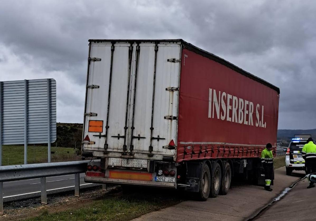 La Guardia Civil trabaja en el lugar del siniestro.