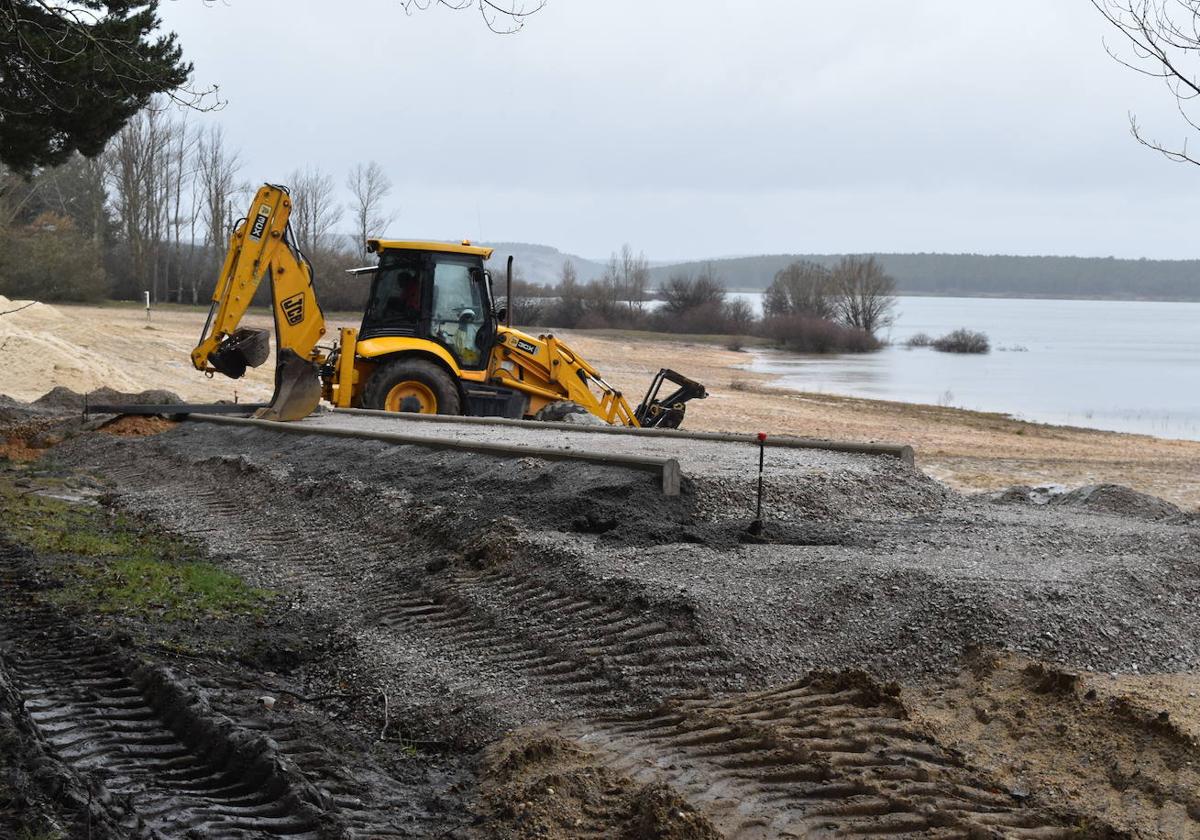 Obras que se están ejecutando en la playa del embalse de Aguilar.