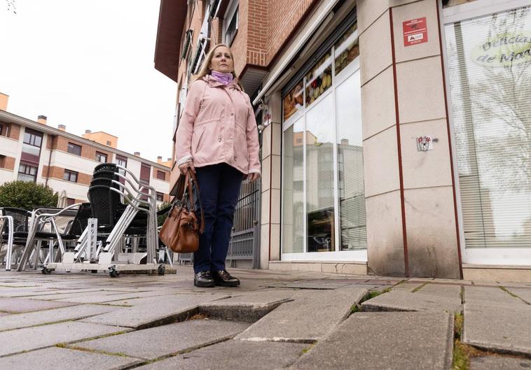 Emilia Martín, en el punto de la calle Miguel Delibes en el que se cayó al suelo por el mal estado de la acera.