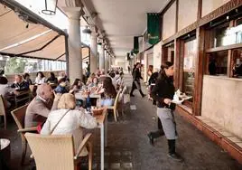 Una camarera atiende una terraza en el centro de Valladolid esta Semana Santa.