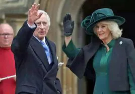 Carlos III y la Reina Camila saludan antes de participar en la Misa de Pascua.