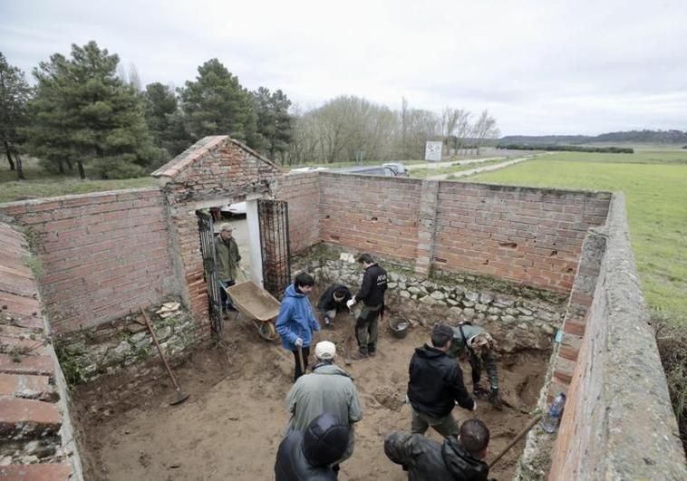 Trabajos de exhumación en el cementerio civil de Mojados.