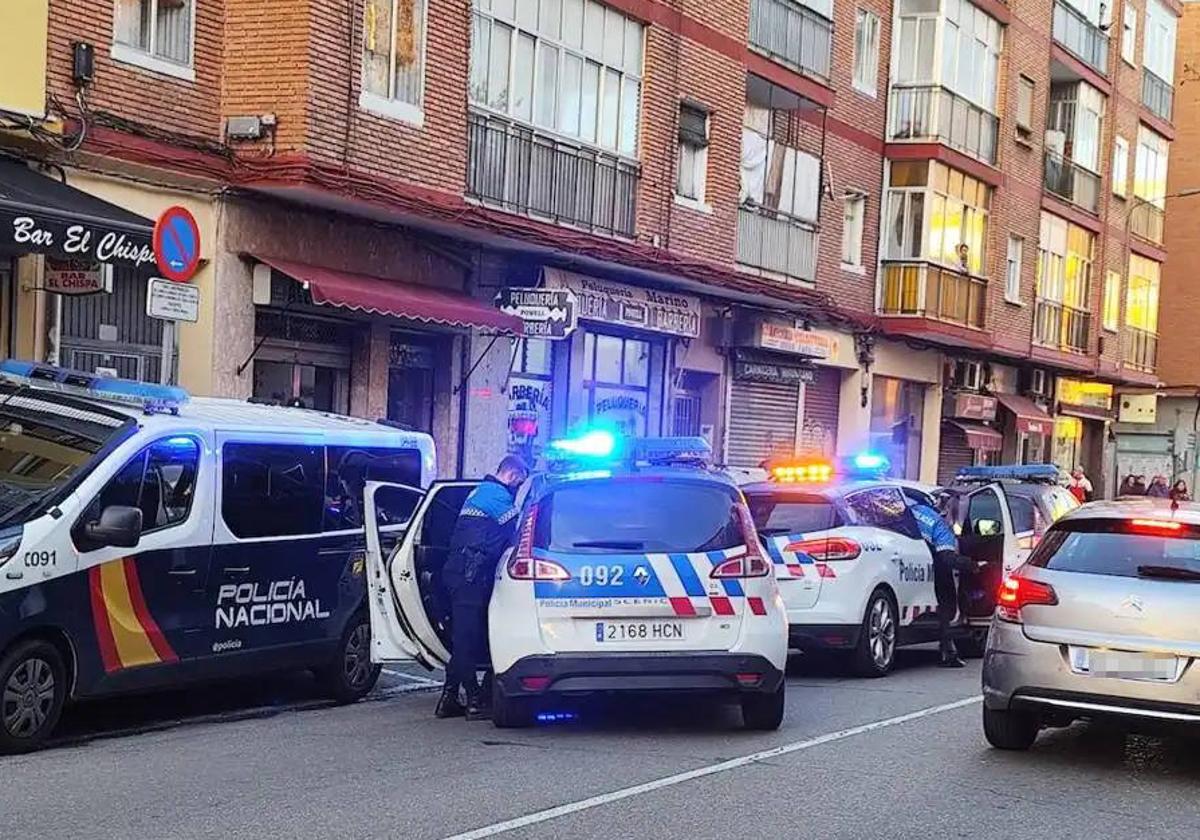 Policías municipales y nacionales, durante la intervención en la calle General Shelly.