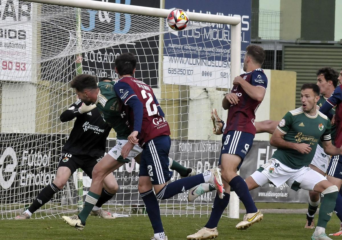 Juan de la Mata remata para hacer el segundo gol ante el Cacereño.