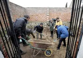 Trabajos de exhumación en el cementerio civil de Mojados.