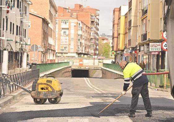 Operarios rematan la obra en el entorno del túnel de Casasola, que se abrirá al tráfico de forma inminente.