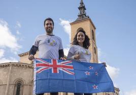 Mario y Glenda, con la bandera de Nueva Zelanda, delante de la iglesia de San Millán.