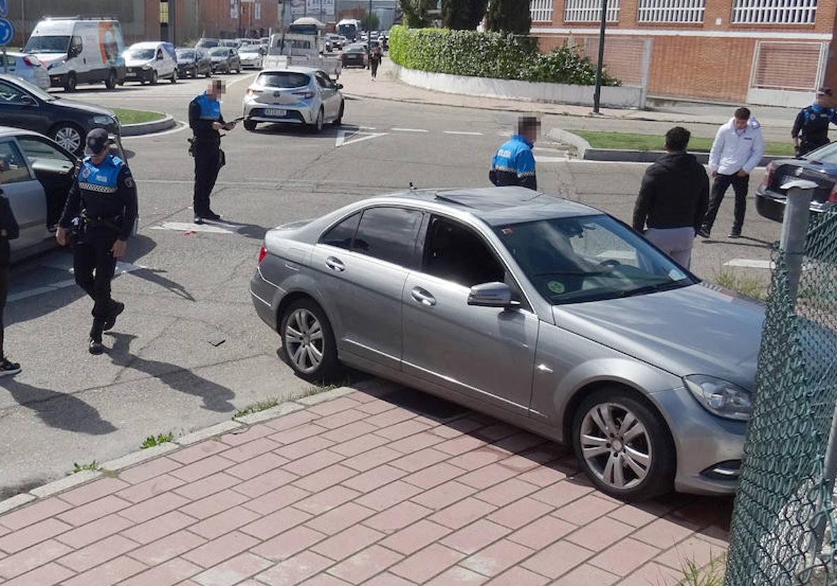 Los agentes elaboran el atestado entre los coches siniestrados en el cruce de Daniel del Olmo y Vázquez de Menchaca del polígono de Argales.