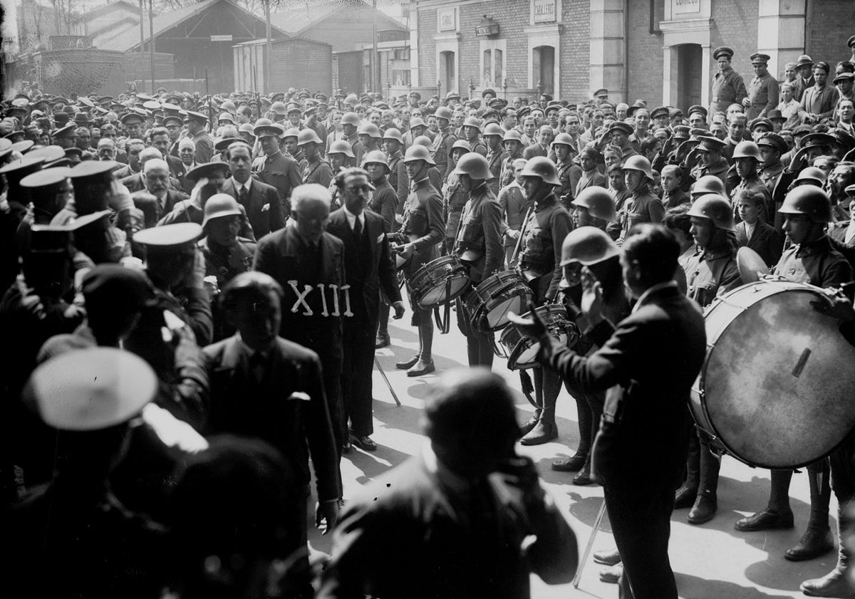 Imagen principal - Dos momentos de la inauguración del monumento a Leopoldo Cano en la Plaza de la Libertad en abril de 1935 y detalle de la escultura de Emiliano Barral.