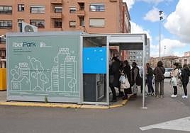 Colas en las máquinas del aparcamiento de la Estación Pequeña, hoy sobre las 14 horas.