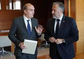 Tomás Quintana (izquierda) entrega al presidente de las Cortes, Carlos Pollán, el informe anual del Procurador del Común.