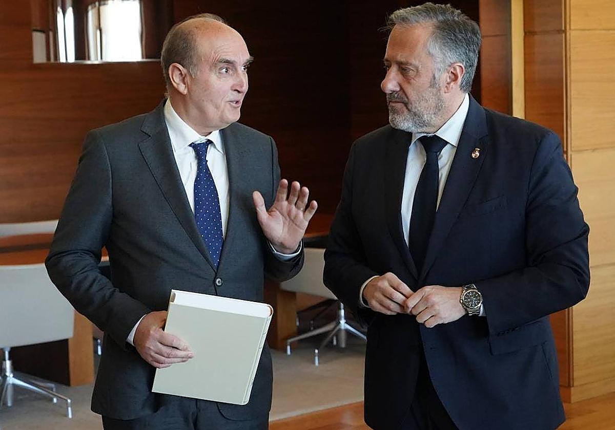 Tomás Quintana (izquierda) entrega al presidente de las Cortes, Carlos Pollán, el informe anual del Procurador del Común.