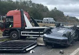 Imagen del camión y los coches que transportaba momentos después del accidente