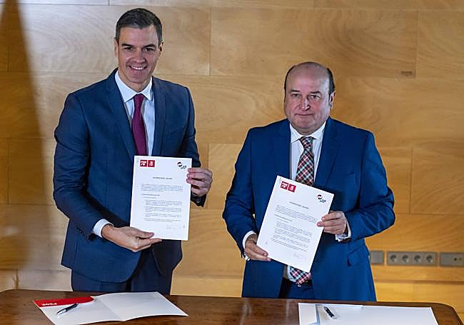 Pedro Sánchez y Andoni Ortuzar, presidente del PNV, tras firmar el acuerdo con lo que el primero se garantizó los votospara ser de nuevo investido en el Congreso como jefe del Ejecutivo.