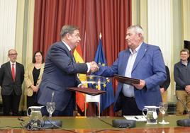 Luis Planas y Lorenzo Ramos durante la firma del convenio.