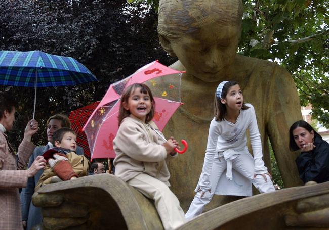 Niñas jugando en la escultura en el año 2002.