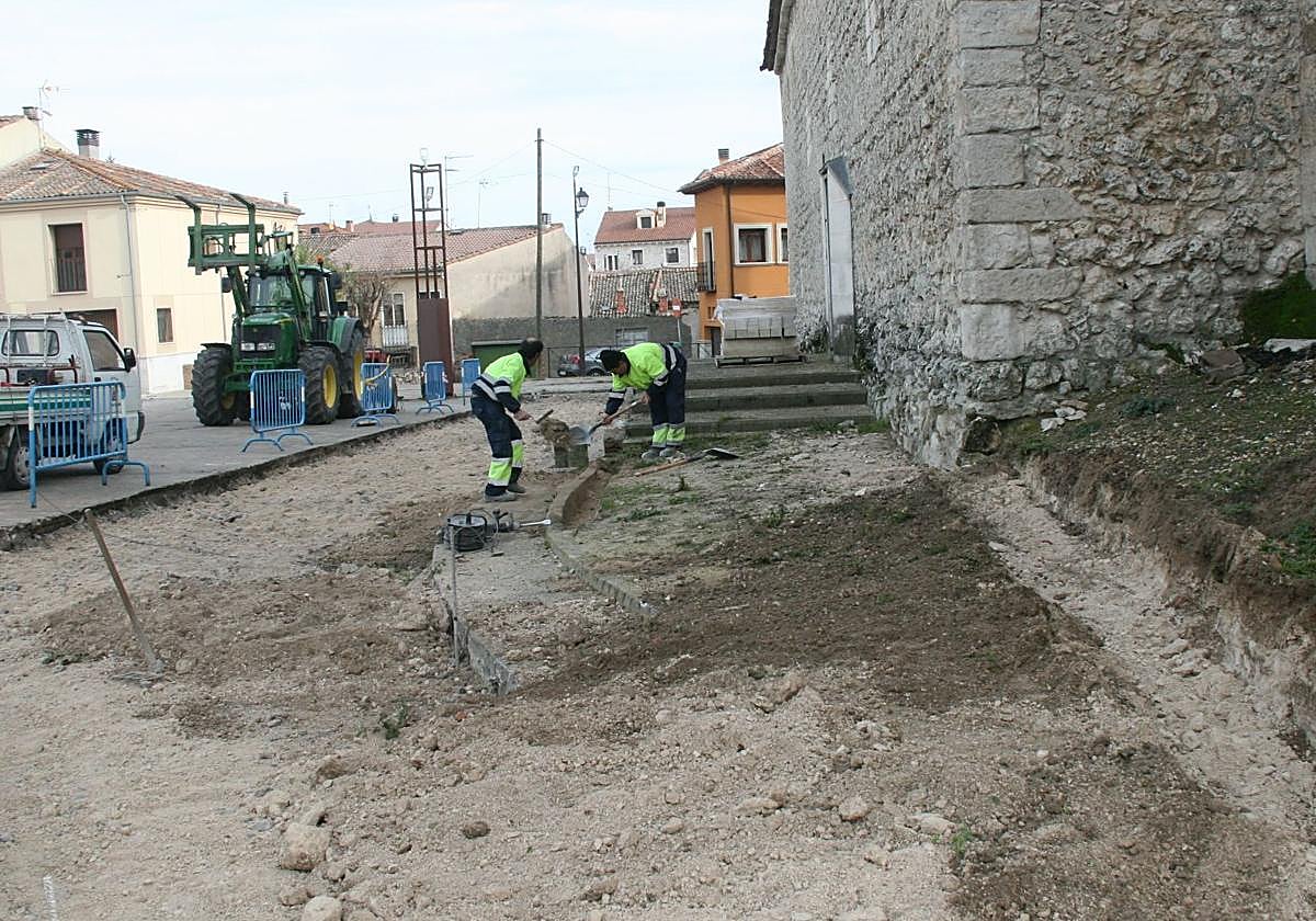 Operarios municipales de Cuéllar, en una obra de la villa.