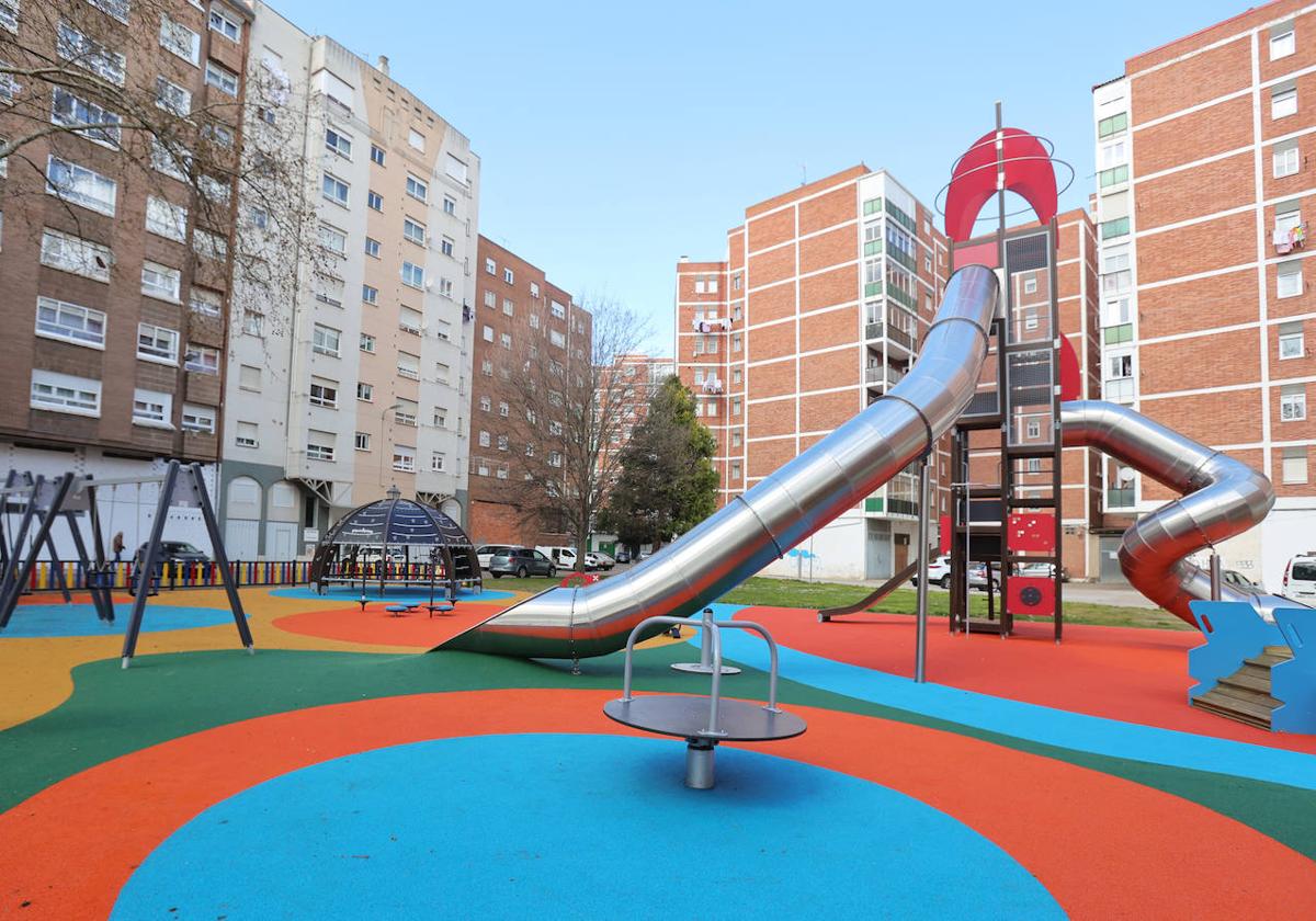 Nueva zona de juegos infantiles en el parque de las Avenidas.