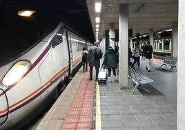 Varias personas suben a un tren en la estación Segovia-Guiomar.