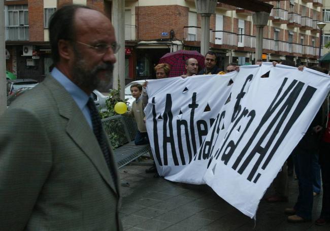 Un grupo de padres del colegio Federico García Lorca protesta delante del alcalde durante la inauguración de la estatua en la plaza de Las Batallas.