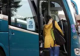 Una usuaria del servicio de transporte a la demanda de la Junta sube a un autocar en Segovia.