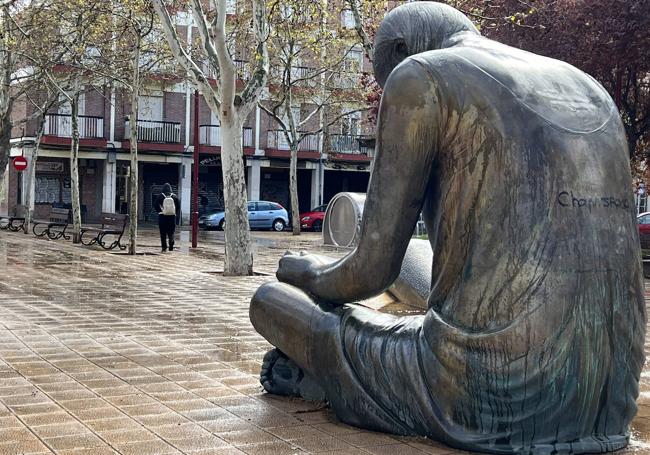 En numerosas ocasiones la estatua ha sufrido las pintadas de los vándalos.