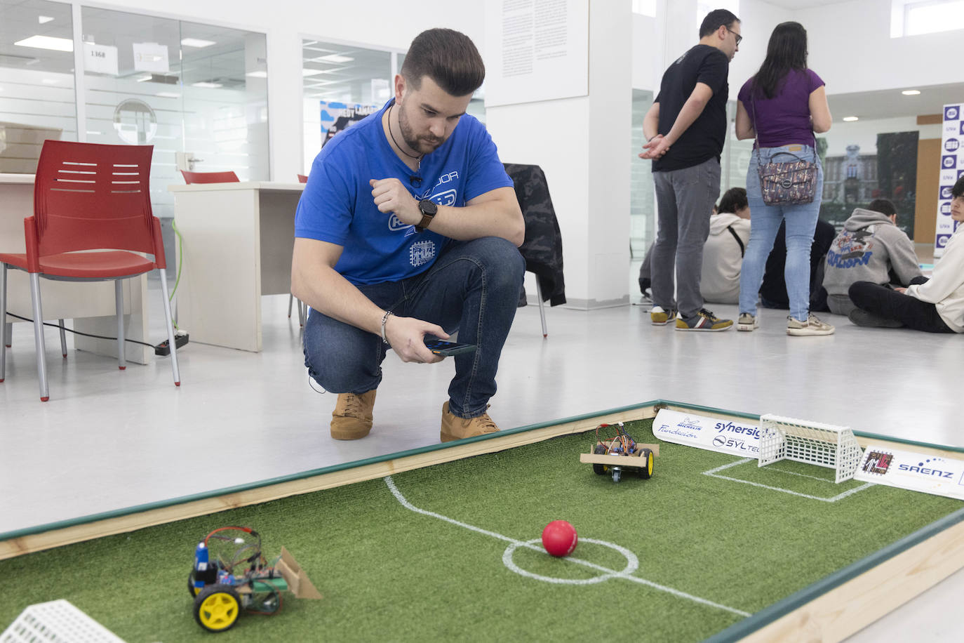 Álvaro SanJosé, presidente de Amuva, dirige uno de los robots futbolistas.