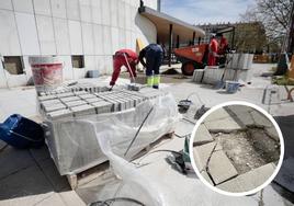 Los operarios trabajan en la restauración del pavimento en el lateral del Vallsur y, en detalle, una de las baldosas rotas.
