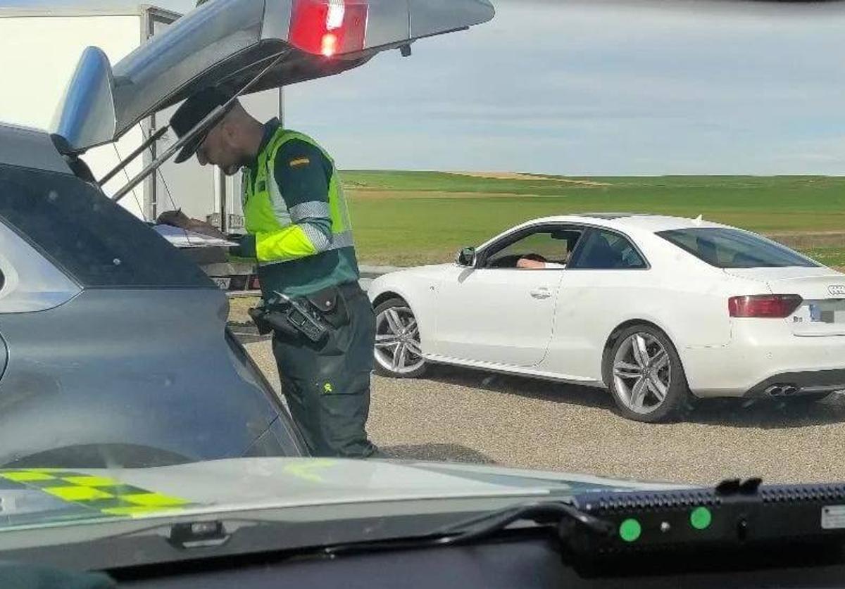 La Guardia Civil y el coche interceptado a 183 kilómetros por hora.