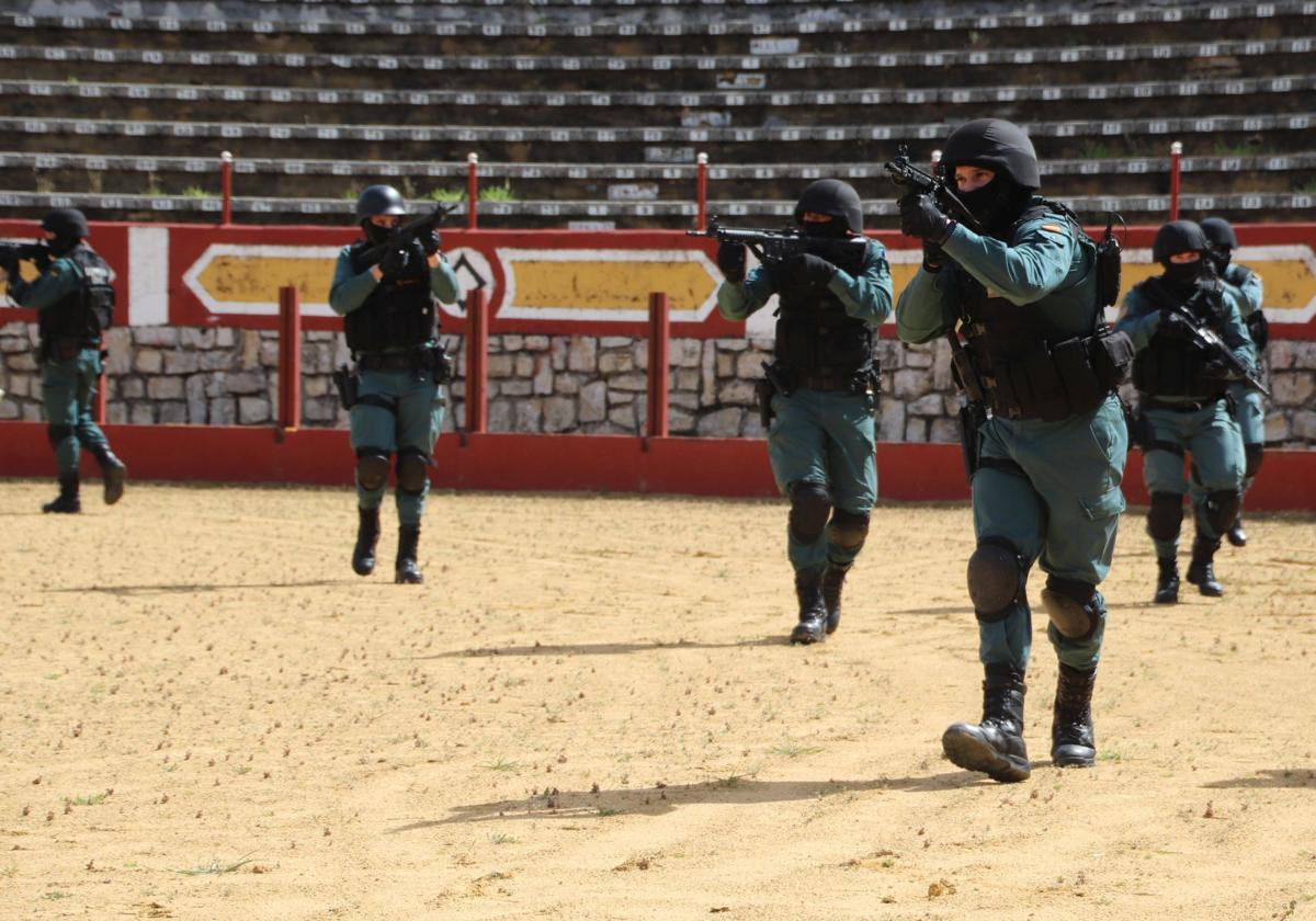 Operativo de la Guardia Civil en la plaza de toros de Cuéllar durante el simulacro de atentado terrorista.