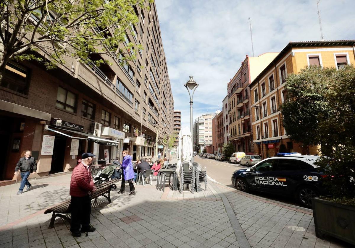 Presencia policial en la calle Dos de Mayo tras perpetrarse el hurto.