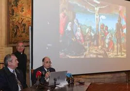 Antonio Cabeza Rodríguez explica el cuadro 'La Crucifixión', este viernes en la Catedral de Palencia.