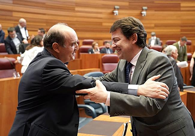 El presidente Mañueco saluda al Procurador del Común, en las Cortes de Castilla y León.
