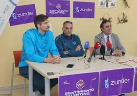 El técnico del Zunder Palencia, Luis Guil, entre el jugador Chema González y el gerente de Aspanis, Antonio Mota.
