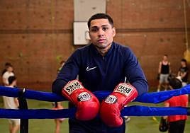 Salvi Jiménez apoyado sobre las cuerdas de un cuadrilátero.